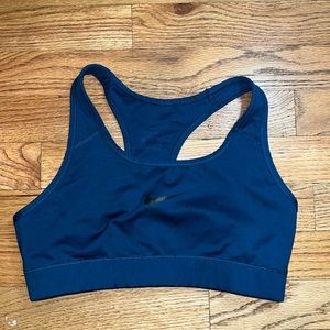 ❄️Women’s size small Nike sports bra